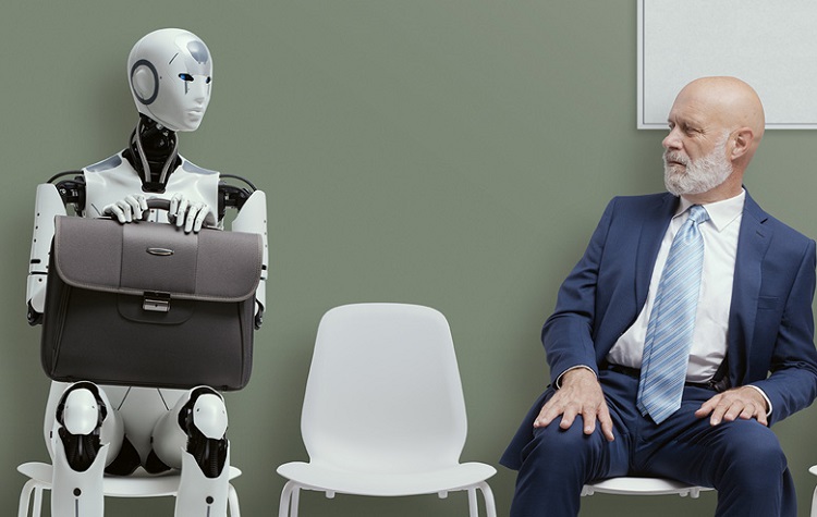 Robot en man in pak kijken elkaar aan