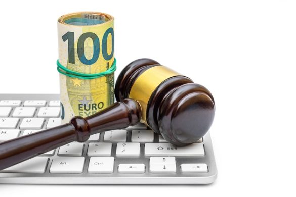 hamer op toetsenbord met rolletje euro's