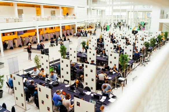 161 hackers in de hal van gemeentehuis Den Haag
