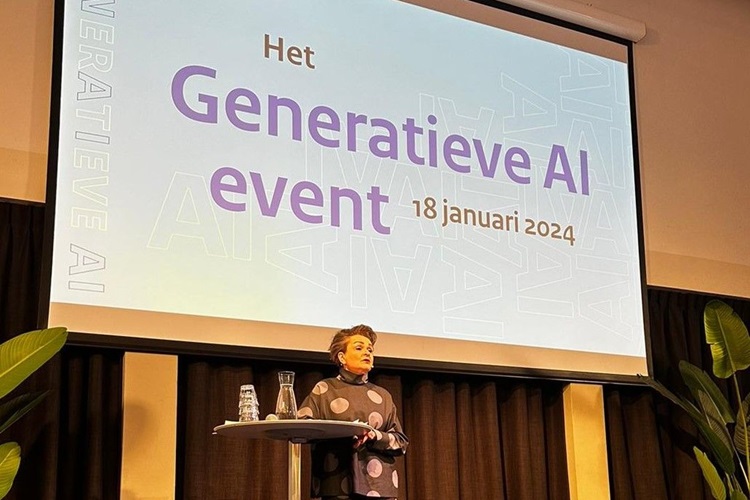 Staatssecretaris Van Huffelen op het podium tijdens het Generatieve AI Event op 18 januari 2024