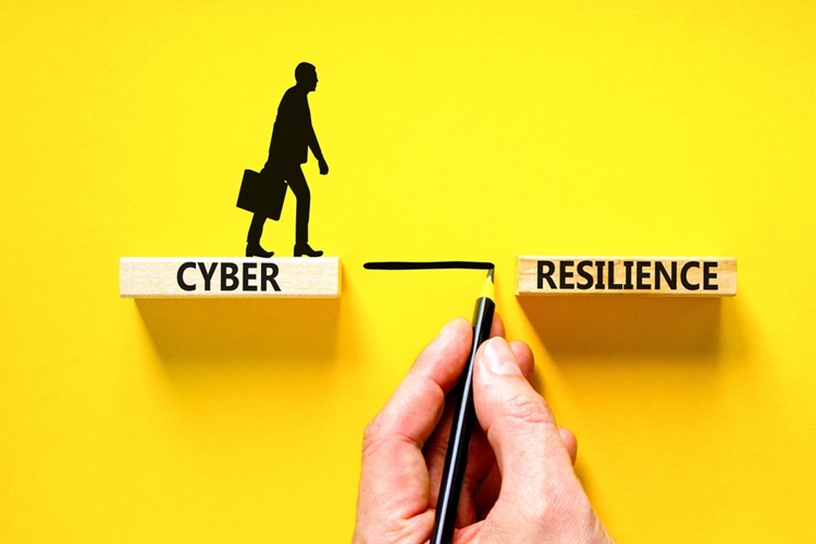 Gele achtergrond, getekend mannetje loop van cyber naar resilience