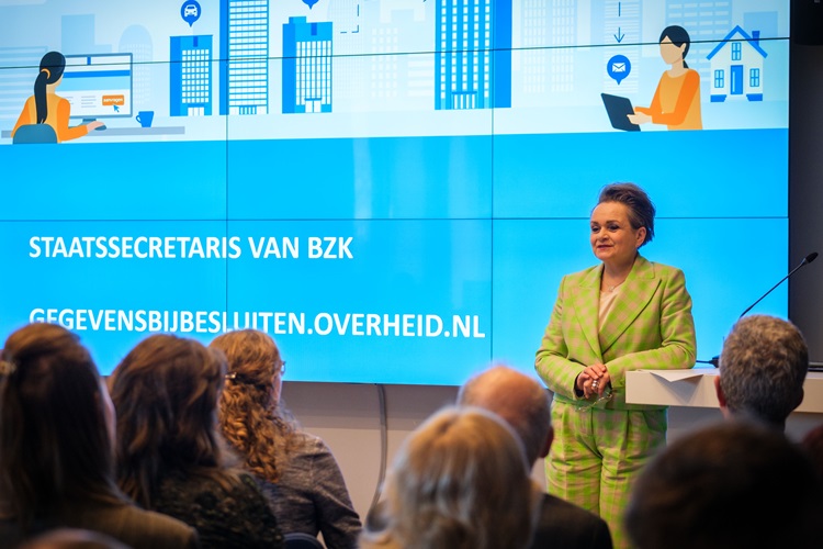 Staatssecretaris van Huffelen tijdens de lancering van gegevensbijbesluiten.nl