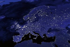 Satellietbeeld van Europa, donker, je ziet de grote steden verlicht