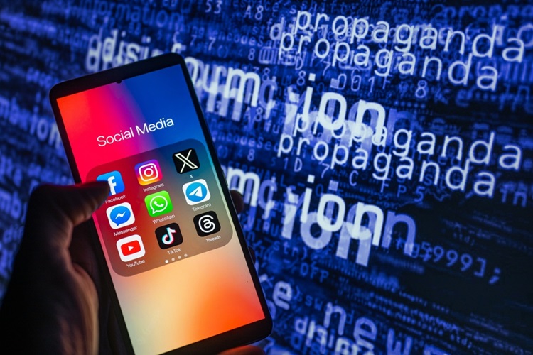 Smartphone met icons van sociale media