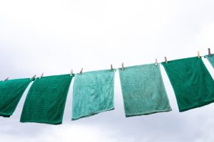 groene handdoeken aan de waslijn