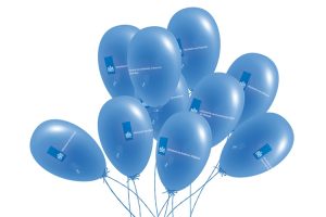 Blauwe ballonnen met logo's van verschillende departmenten