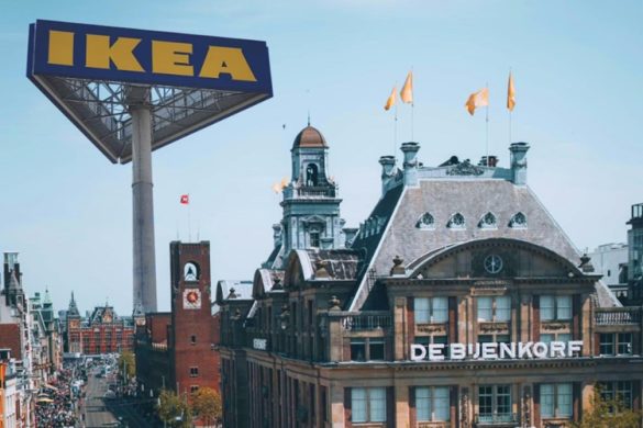 Foto van Bijenkorf in Amsterdam met daarachter het merk van IKEA geprojecteerd