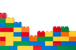 Legoblokken in verschillende kleuren op elkaar gestapeld