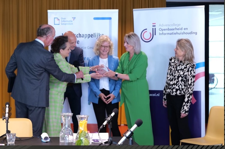 Vertegenwoordigers van de gemeente Hoeksche Waard ontvangen de Transparantieprijs uit handen van Alexandra van Huffelen