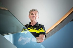 Theo van der Plas, gefotografeerd op de trap met glazen wand