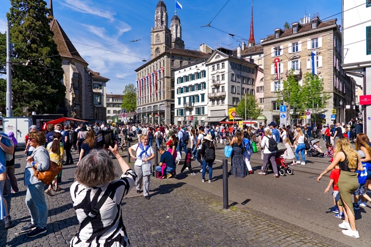 Drukke straat in oude stad van Zurich