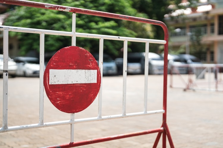 Hek met rood bord met witte balk, geen toegang