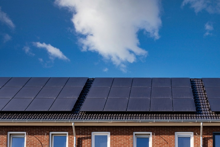 Zonnepanelen op daken van huizen