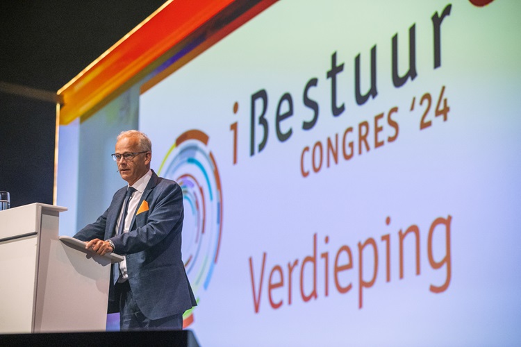 Staatssecretaris Szabo tijdens zijn speech op het iBestuur Congres 2024