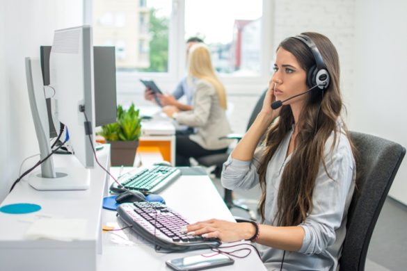 klantenservice, dame aan de telefoon met twee beeldschermen voor zich