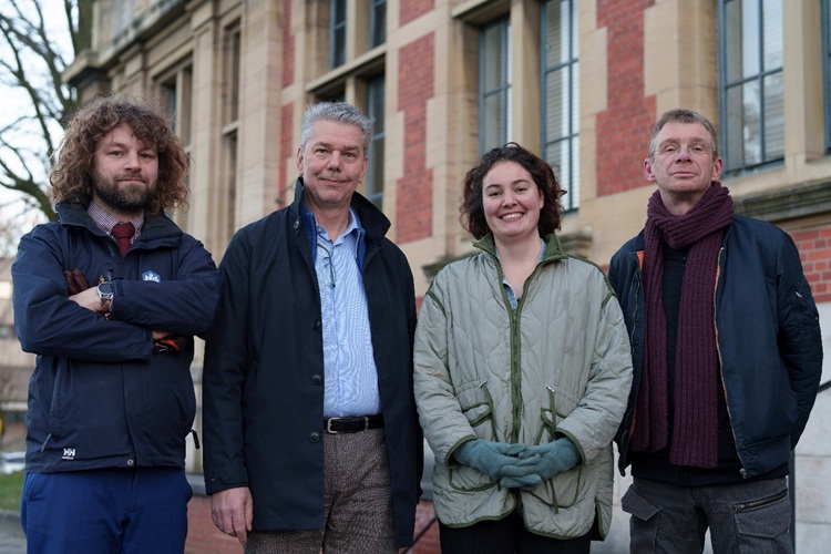 Van links naar rechts: Boris van Hoytema (OSPO BZK), Peter Giskes Giskes (adviseur enterprise architectuur BZK), Eva van Sloten (Opensourcewerken, auteur artikel), Thieu Caris (OSPO Provincie Zeeland)