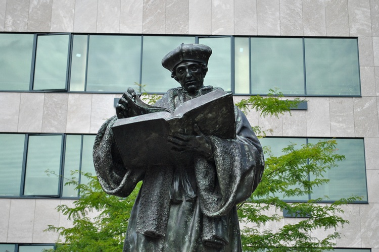 Rotterdam,netherlands;,8/13/2012;,A,Statue,Of,A,Famous,Dutch,Philosopher