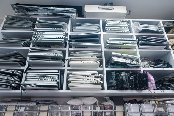 Witte kast vol met laptops