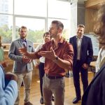 Groep ambtenaren, collega's die samen in een training zijn