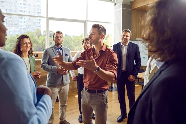 Groep ambtenaren, collega's die samen in een training zijn