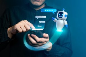 Chatbot poppetje naast hand van man die mobiele telefoon vasthoudt