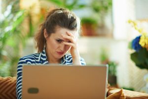 Vrouwe stress achter laptop op de bank