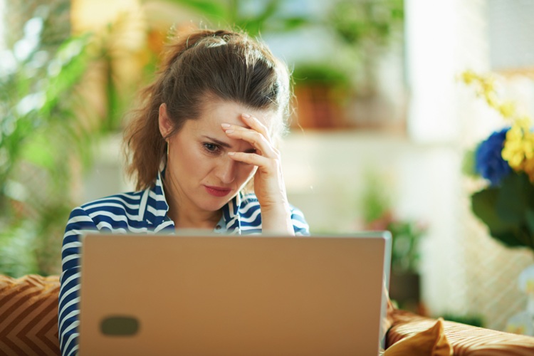 Vrouwe stress achter laptop op de bank