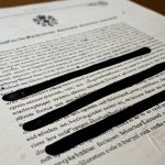 Officieel document waarin woorden en zinnen zijn zwartgelakt