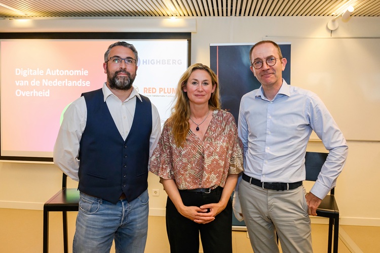 Wladimir Mufty, Marriëtte van Huijstee en Ludo Baauw tijdens het symposium ‘Digitale Autonomie van de Nederlandse overheid’. beeld: studio arash